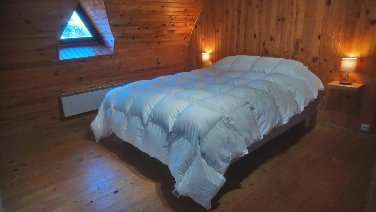Fermette Typique Auvergnate Dans Son Ecrin D'Eau Et De Verdure Saint-Donat Kültér fotó