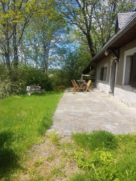 Fermette Typique Auvergnate Dans Son Ecrin D'Eau Et De Verdure Saint-Donat Kültér fotó